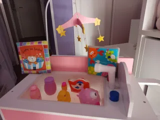 Cambiador de juguete rosa y blanco