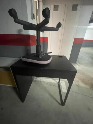 Bicicleta rosa coral con una luz delante