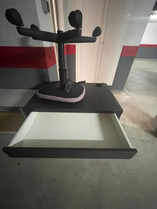 Bicicleta rosa coral con una luz delante