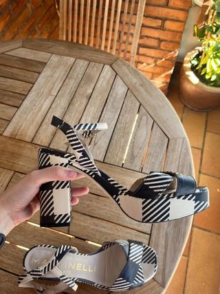 Sandalias Martinelli blanco y negro estampado...