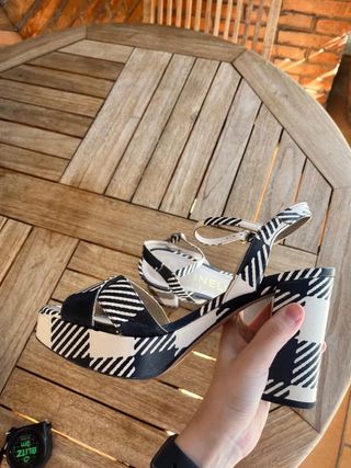 Sandalias Martinelli blanco y negro estampado...
