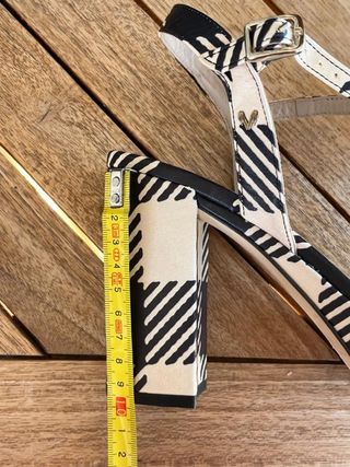 Sandalias Martinelli blanco y negro estampado...