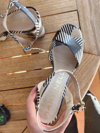 Sandalias Martinelli blanco y negro estampado...