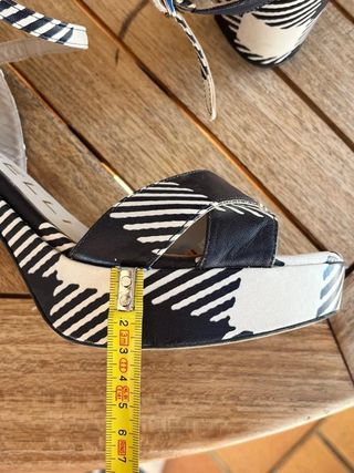 Sandalias Martinelli blanco y negro estampado...