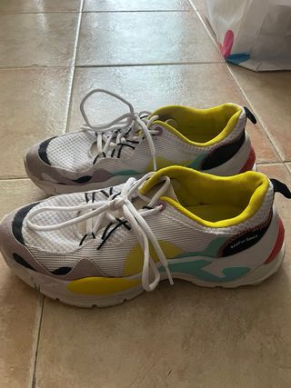 Zapatillas Blancas y Amarillas