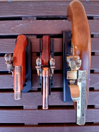 3 Pistolas antiguas decorativas