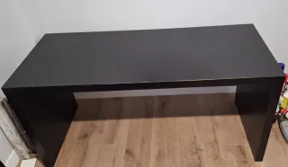 Escritorio negro y marrón