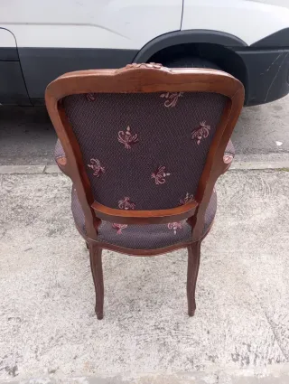 Silla antigua de madera y tela, ojo con carcoma