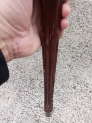 Silla antigua de madera y tela, ojo con carcoma