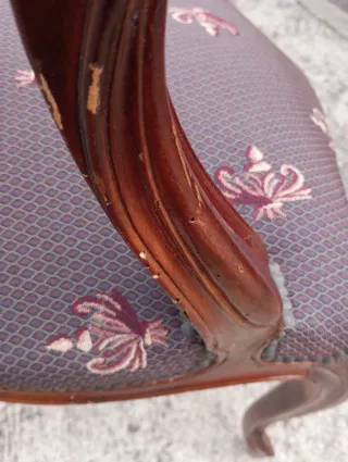 Silla antigua de madera y tela, ojo con carcoma