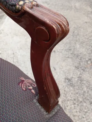 Silla antigua de madera y tela, ojo con carcoma