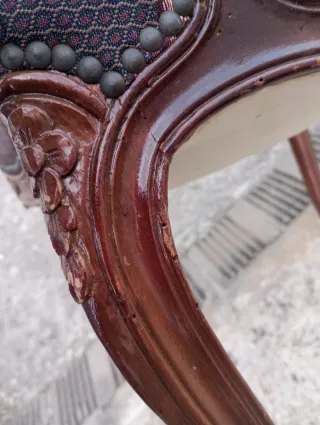 Silla antigua de madera y tela, ojo con carcoma