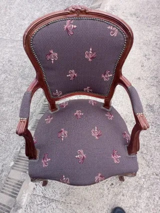 Silla antigua de madera y tela, ojo con carcoma