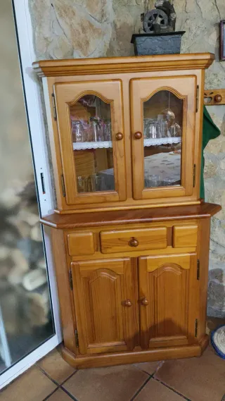 Mueble de madera rinconera con vitrina