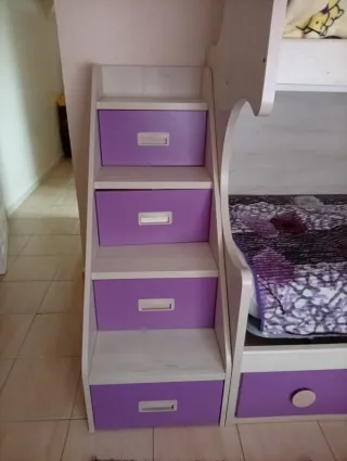 Cama litera con escaleras moradas