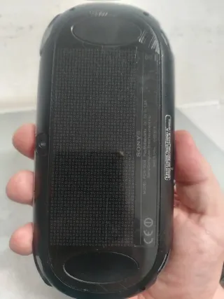 Sony PS Vita 1000 Nera + Caricabatterie
