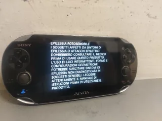 Sony PS Vita 1000 Nera + Caricabatterie