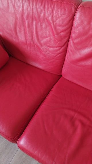 Sofá de piel rojo