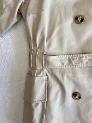 Gabardina corta beige tipo trench (doble...