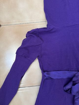 Vestido de punto morado con volantes