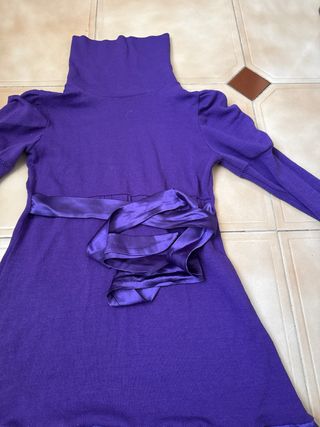 Vestido de punto morado con volantes