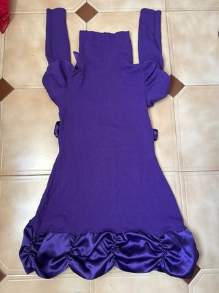Vestido de punto morado con volantes