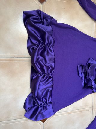 Vestido de punto morado con volantes