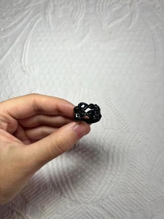 Anillo negro con Piedras efecto ónix – diseño...