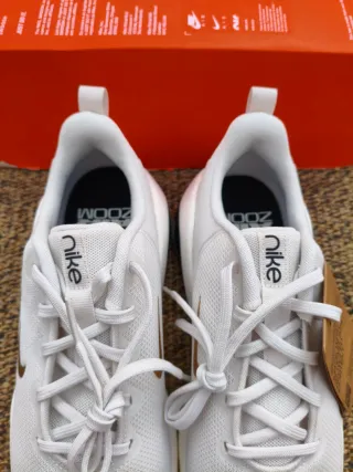 Nike Air Zoom Bella 7 Mujer Dorado Blanco