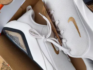 Nike Air Zoom Bella 7 Mujer Dorado Blanco