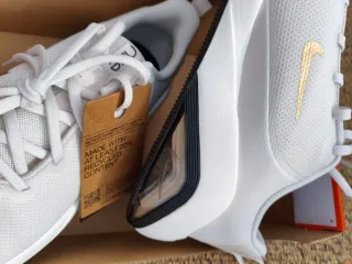 Nike Air Zoom Bella 7 Mujer Dorado Blanco