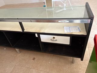 Mueble expositor con vitrina y cajones