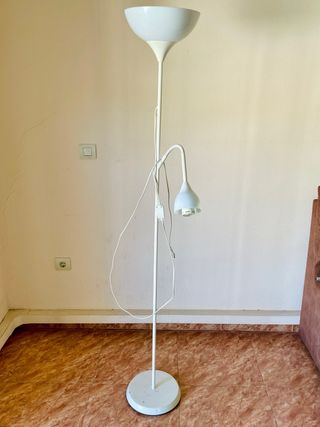 Lámpara de pie blanca