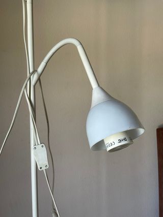 Lámpara de pie blanca