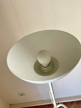 Lámpara de pie blanca