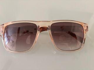 Gafas de sol beige y marrones