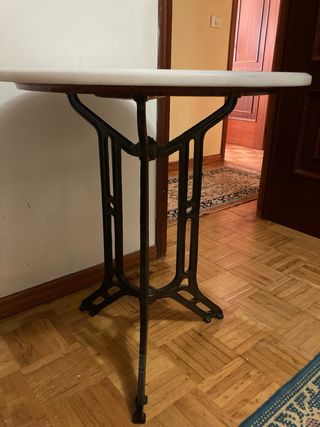 Mesa redonda mármol base fundición