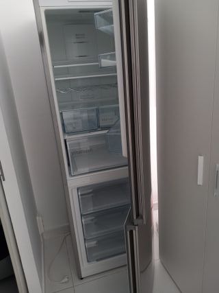Frigorífico Bosch Inox un lado exterior manchado