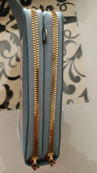 Bolso azul con ventana para móvil