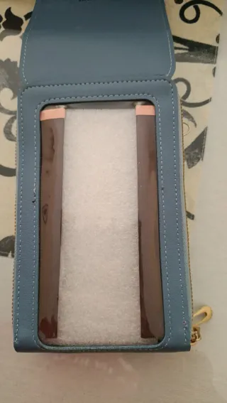 Bolso azul con ventana para móvil