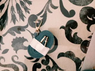 Bolso azul con ventana para móvil