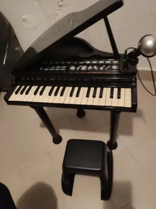 Piano giocattolo con microfono
