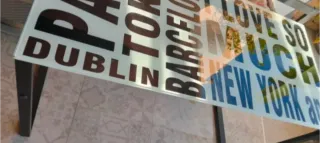 Escritorio de cristal con diseño de ciudades