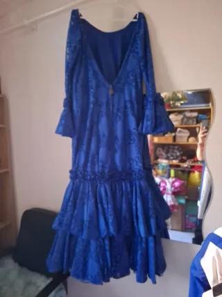Traje de flamenca azul con volantes