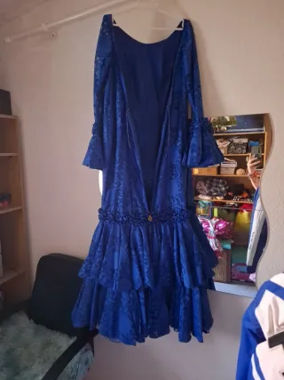 Traje de flamenca azul con volantes