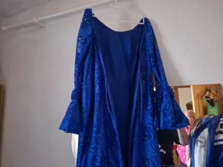 Traje de flamenca azul con volantes