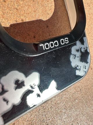 Funda iPhone 14 Pro Negra- Diseño Flores "So Cool”