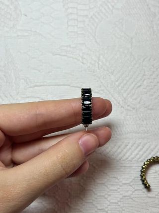 Pendientes aro pequeño dorado con piedras...