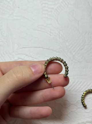 Pendientes aro pequeño dorado con piedras...