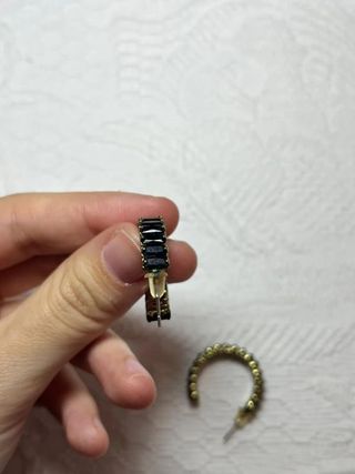 Pendientes aro pequeño dorado con piedras...